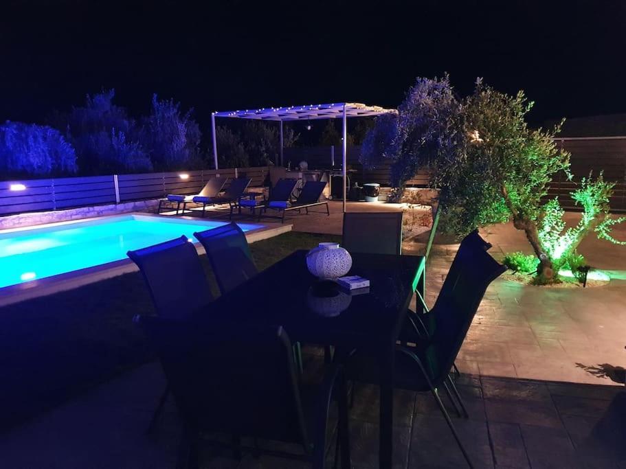 Villa Sheila With Private Pool Roumelí Exterior foto